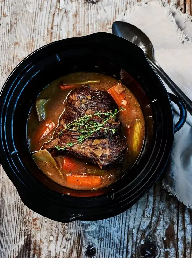 Slow-cooked brisket with red wine, thyme and onions